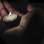 Luce. Ombra. Mano. Candela. Speranza. Fede.